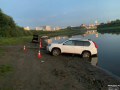 Nissan X-Trail скатился в реку Тура и задавил своего владельца