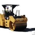 Грунтовый вибрационный каток производства Caterpillar массой 4 т.