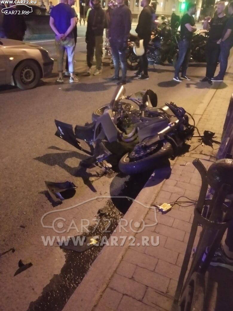 Ночная авария на мотоцикле