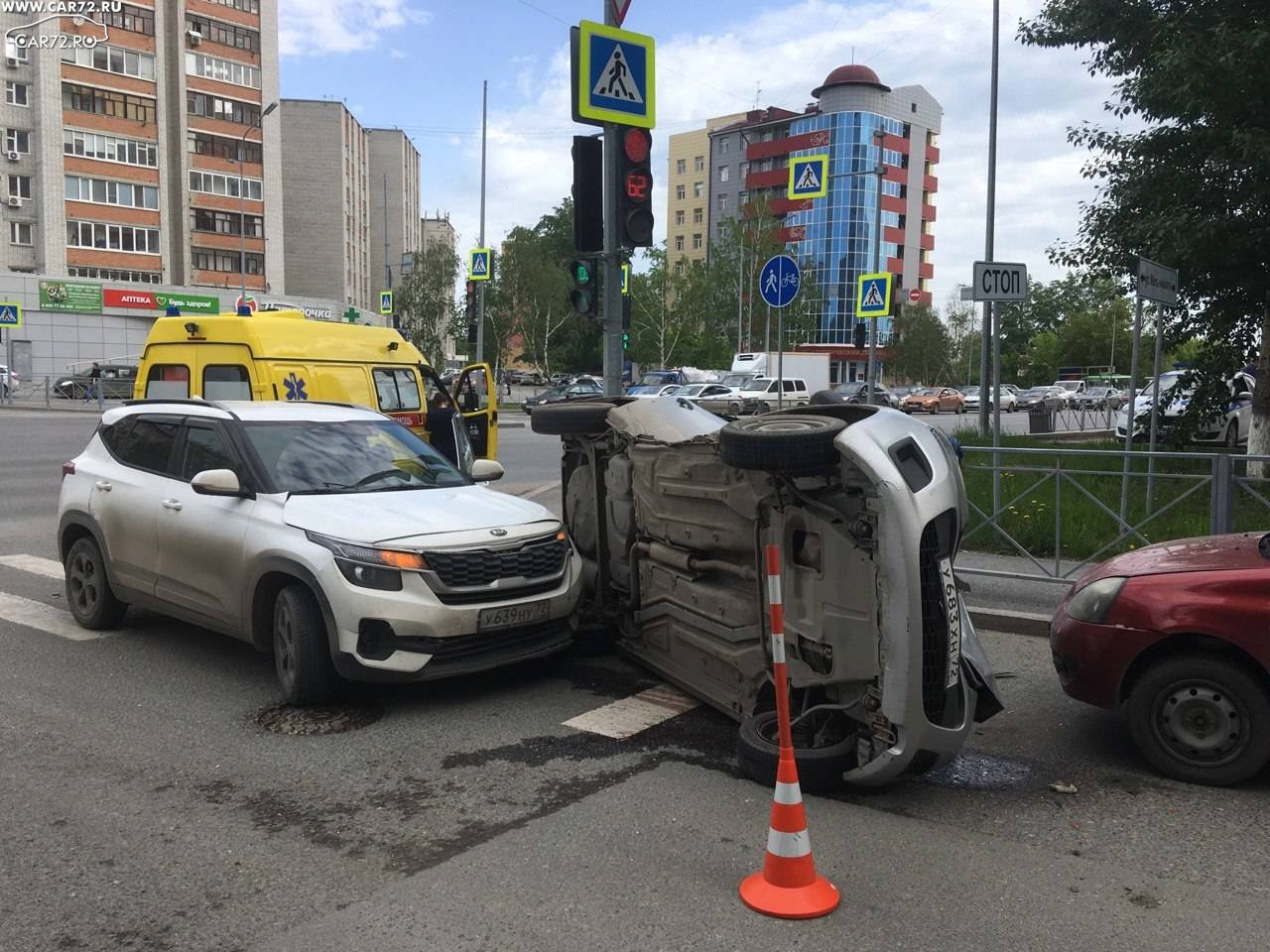 Машина в дтп. Авария Тюмень на улице Мельникайте. Перевернутая машина. Машина на перекрестке.