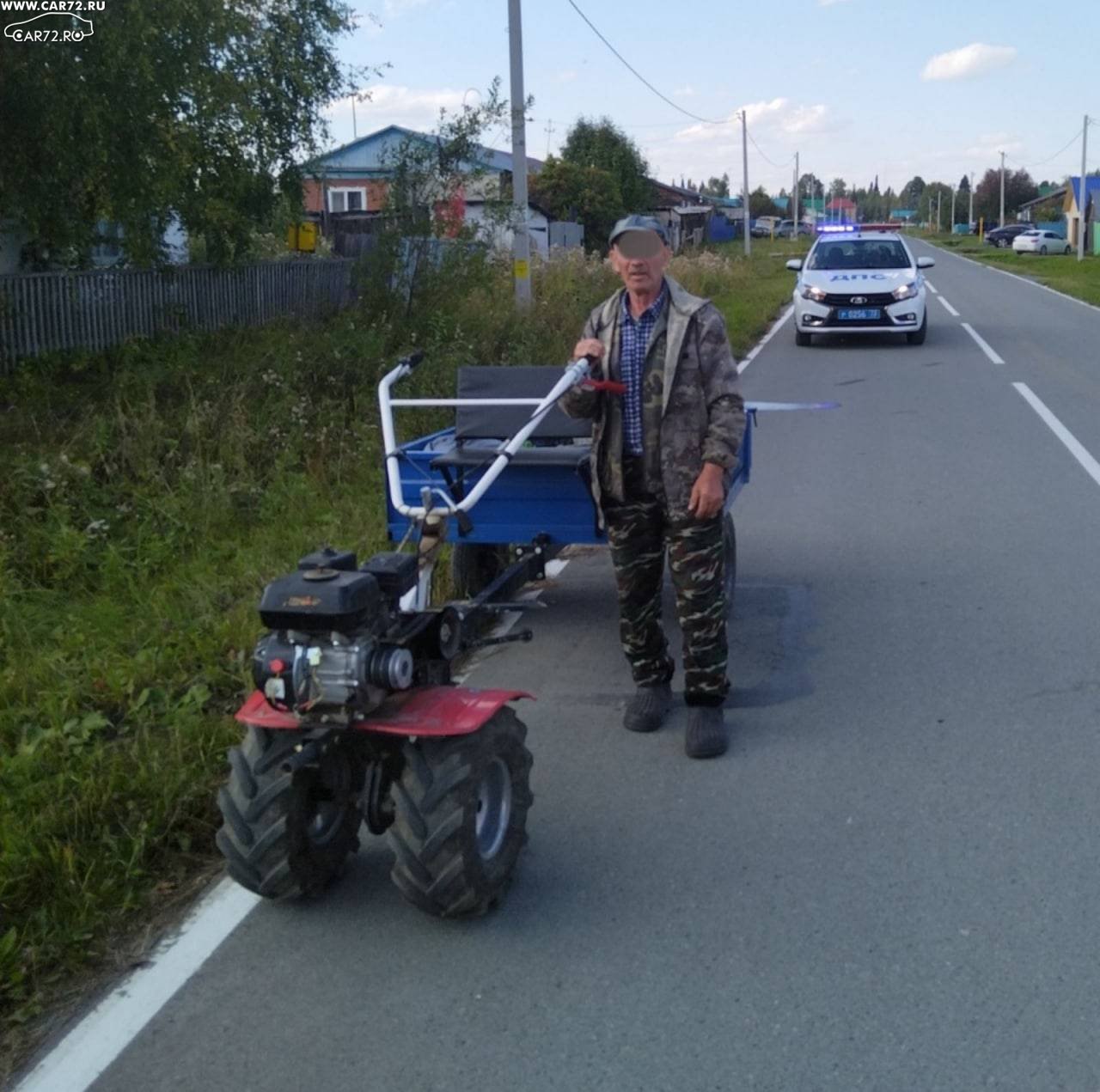 Дед на мотоблоке с прицепом
