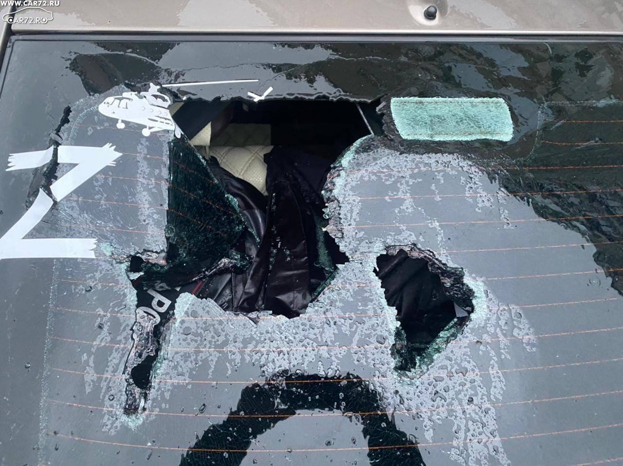 Нападение разбить. Разбитое окно машины. Разбили стекло в машине. Разбить стекло. Разбили машину с буквой z.