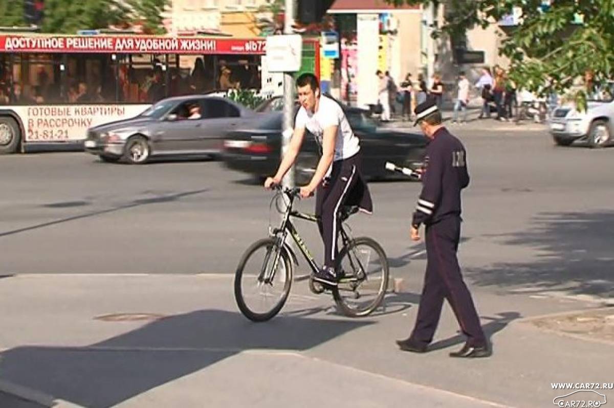Слезть с велосипеда. Велосипед нарушитель. Велосипед на пешеходном переходе. Велосипедист на пешеходном переходе. Пешеход с велосипедом.
