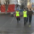 Cветовозращающие приспособления незрячим пешеходам вручили в ГИБДД
