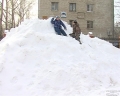 Горы снега на улицах и во дворах - угроза для детей попадания под колеса