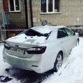 В Тюмени снег падает на крыши автомобилей из-за оттепели