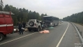 Лобовое столкновение на трассе между автобусом и Тойота Ленд Крузер Прадо