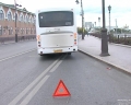 Двое пенсионеров выпали из автобуса 