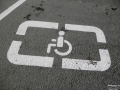 Тюменцы стали чаще бросать машины на местах для инвалидов