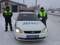 Тюменские автоинспекторы в мороз оказали помощь водителю на федеральной трассе 