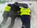 Инспекторы ГИБДД помогают вытаскивать десятки автомобилей из снега