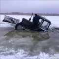 На озере Алебашево в Тюмени трактор провалился под лёд
