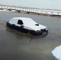 Автомобиль ушел под лед на закрытой переправе