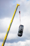 Volvo сбрасывает новые автомобили с 30-метровой высоты