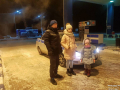 ГИБДД оказывает помощь водителям в мороз на трассе Тюмень-Ханты-Мансийск