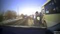 Пьяный мужчина на угнанном автобусе таранил патрульные автомобили