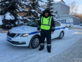 Инспекторы ДПС доставили малыша, проглотившего елочную игрушку