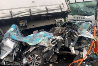 Автомобиль Chery зажало между двух фур на трассе Екатеринбург — Тюмень. Трое погибло.