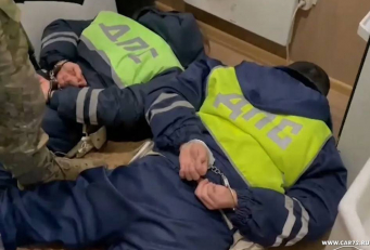 В Тюмени арестовали инспекторов ДПС, бравших взятки за проезд фур с перегрузом на трассе Екатеринбург–Тюмень. 