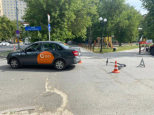 13-летний подросток на самокате врезался в задний бампер автомобиля такси DiDi 