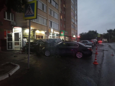 Пьяный на Volkswagen Touareg протаранил ДВА BMW и стену дома 