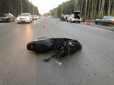 Подростки на скутере врезались в два автомобиля 