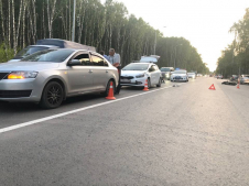 Подростки на скутере врезались в два автомобиля 