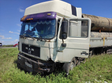 Daewoo Nexia столкнулась с трубовозом на Ирбитском тракте у а/п "Рощино" 