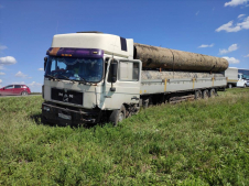 Daewoo Nexia столкнулась с трубовозом на Ирбитском тракте у а/п "Рощино" 
