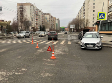 Hyundai Solaris отбросило на стойку дорожного знака. Пострадал водитель и 3-летняя девочка 