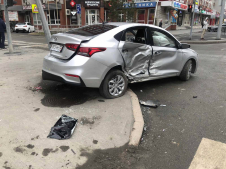 Hyundai Solaris отбросило на стойку дорожного знака. Пострадал водитель и 3-летняя девочка 