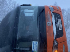 Автобус съехал в кювет и опрокинулся на трассе Тюмень-Ханты-Мансийск 