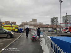Лексус сбил двух пешеходов на переходе: 23-летнего мужчину и 16-летнюю беременную девушку. 
