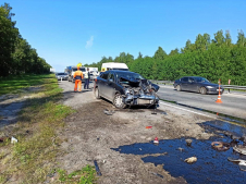 Nissan Almera перевернул трактор на 314-м километре трассы Екатеринбург-Тюмень 