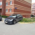 т002ру72 удобно припарковался одновременно на тротуаре и газоне, хотя вокруг полно места