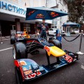 На площадке у входа в Институт транспорта ТюмГНГУ весь день был представлен болид Formula 1, выполненный из оригинальных частей и материалов гоночного болида RB9, принесшего четвертую победу команде Infiniti Red Bull Racing.  