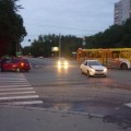 3 человека пострадали в аварии, произошедшей около десяти часов вечера на пересечении улиц Мельникайте и Харьковской областного центра. Из-за нарушения очередности проезда одним из водителей на перекрестке столкнулись а/м «Хонда Фит» и «Лада Приора». Трав
