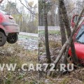 10. Десятое место поделили между собой красный  Hyundai Getz в деревьях и Газель на клумбе на мосту по ул. Профсоюзной. Согласитесь, чтобы зафиксировать автомобили в таких положениях – это надо постараться!