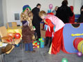 В салоне предусмотрена детская комната ожидания с клоунами и настольными играми