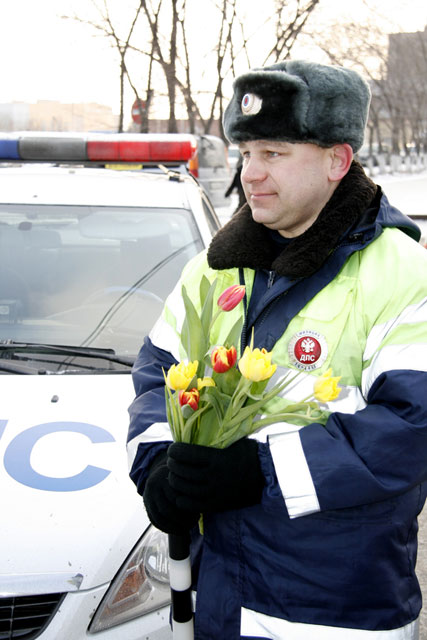 Инспекторы ДПС поздравят тюменских автоледи с 8 марта