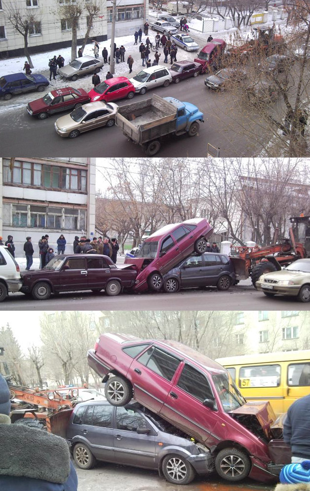 грейдер снес сразу шесть автомобилей в Тюмени