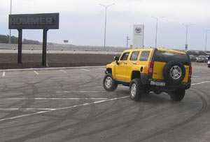 Машинный двор открывает новый шоу-рум Hummer-Cadillac